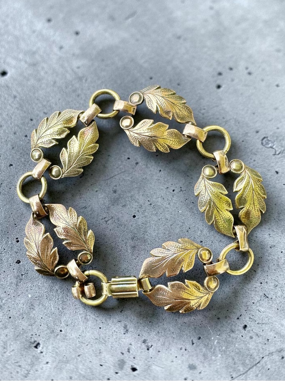 Antique-Style Leaf Link Bracelet in Aged Gold